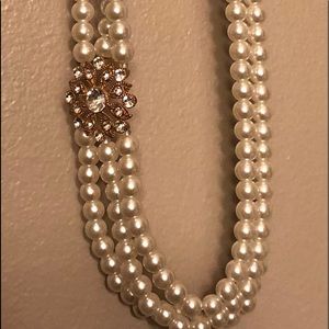 Pearl necklace with jewel